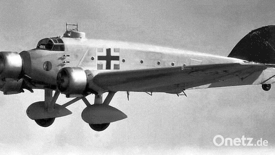 Bei der Unglücksmaschine von Ziegelhütten handelt es sich um ein drei-motoriges Flugzeug vom Typ Savoia-Marchetti SM 81 aus italienischer Produktion. Unsere Fotomontage zeigt die deutsche Version mit dem schwarzen Balkenkreuz als Hoheitszeichen am Rumpf. Dieses Fluggerät blieb auch nach dem Austritt Italiens 1943 aus dem Bündnis mit Hitler-Deutschland als Transport- und Kuriermaschine bei der Luftwaffe im Einsatz. Es wird als veraltet und technisch anfällig beschrieben. Repro: wsl