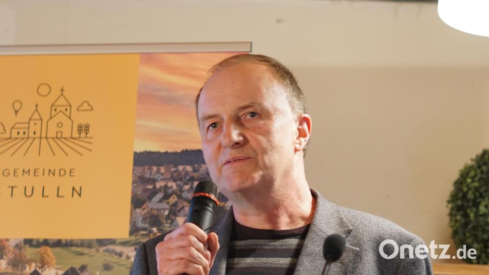 Dr. Wolfgang Janka berichtete über die vielfältigen Erwähnungen von Stulln über die Jahrhunderte und erläuterte die Bedeutung des Ortsnamens. Bild: nib