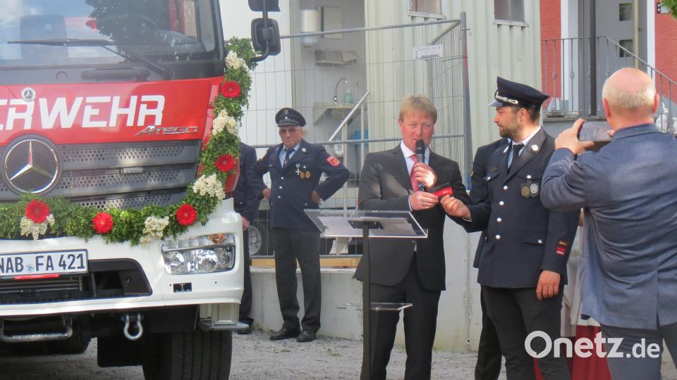 Bürgermeister Markus Schiesl übergibt den Schlüssel für das neue Auto. Bild: tja