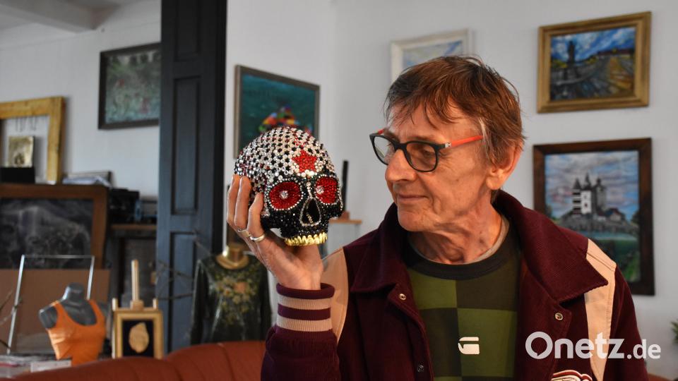 Den Totenkopf hat Künstler Rüdiger Schulze mit winzigen Swarovskisteinchen beklebt. Für solche Arbeiten sind ruhige Hände und eine Engelsgeduld erforderlich. Diese Akribie lernte der 65-Jährige in seinem Beruf als Zahntechniker. Bild: ubb