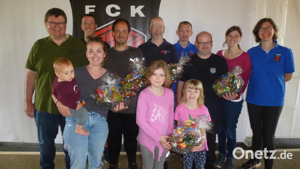 Die stärksten Wandergruppen erhielten Preise. Es gratulieren Dritter Bürgermeister Thomas Schönberger (links) und FC-Chef Andreas Malzer (Vierter von rechts). Bild: bk