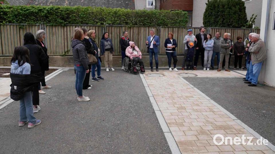 Eine große Anzahl an interessierter Frauen und Männer traf sich im Innenhof des Gemeindehauses. Bild: gz