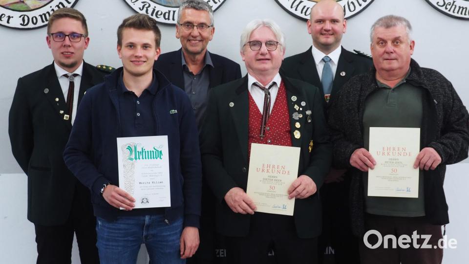 Der Schützenverein &quot;Linda&quot; Mähring ehrte langjährige Mitglieder. Im Bild: Vorsitzender Martin Riedl, Moritz Kilian, Bürgermeister Franz Schöne, Dieter Beer, Gauschützenmeister Florian Greil und Peter Zintl sen.. Bild: Schützenverein Linda Mähring/exb
