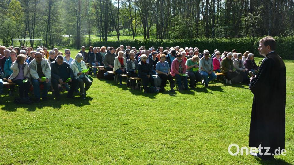 Pfarrer Andreas Kraft leitete den Gottesdienst bei herrlichem Wetter und knapp 150 Besuchern. Bild: jr