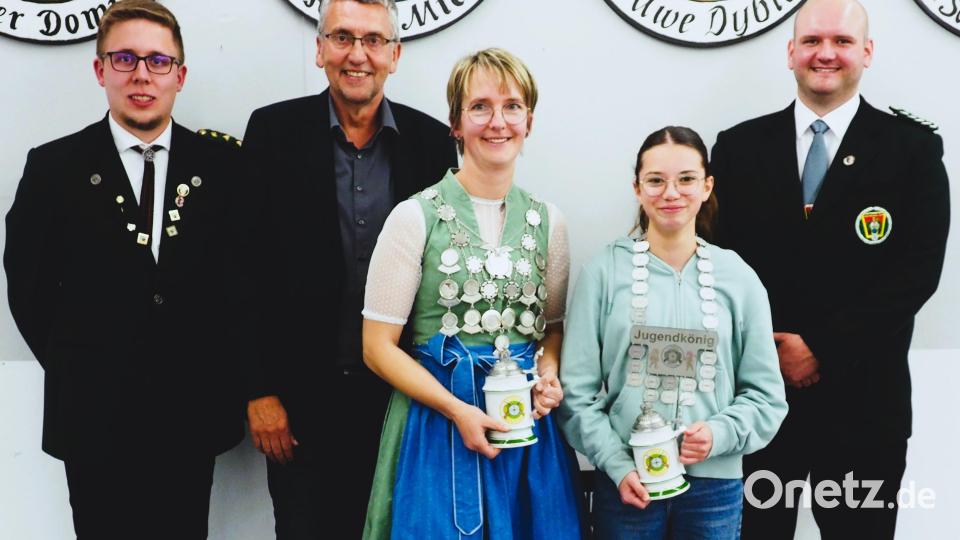 Der Schützenverein „Linda“ Mähring kürte seine Schützenkönige. Im Bild: (von links) Vorsitzender Martin Riedl, Bürgermeister Franz Schöner, Schützenkönigin Cordula Müller, Schützenkönigin Jugend Emma Wagner und Gauschützenmeister Florian Greil. Bild: Schützenverein Linda Mähring/exb