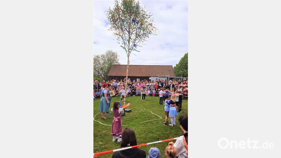 Kindergarten Pressath eigener Maibaum Bild: xs
