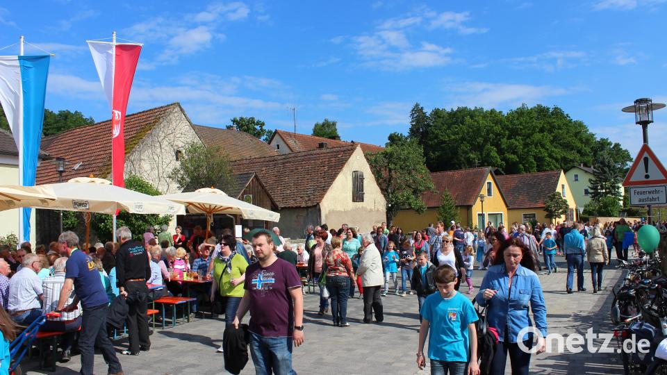 So stellen sich die Etzenrichter Vereine und Verantwortlichen die Weidner Straße am Pfingstsonntag vor. Für die Besucher auf kurzen Wegen erreichbar sind die Stationen mit kulinarischen Genüssen, verschiedenen Musikrichtungen, Wein und Bier und alkoholfreien Kaltgetränken, Kaffee und Kuchen bestückt. Bild: war