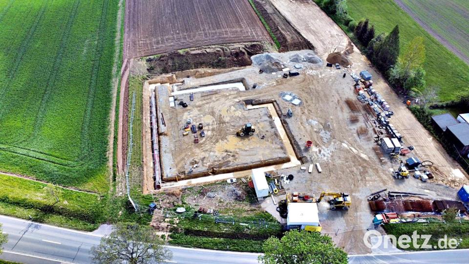Sie sieht die Baustelle aus der Luft aus. Die Lage der Grundmauern sind bereits erkennbar. Bild: Benjamin Brunner /exb