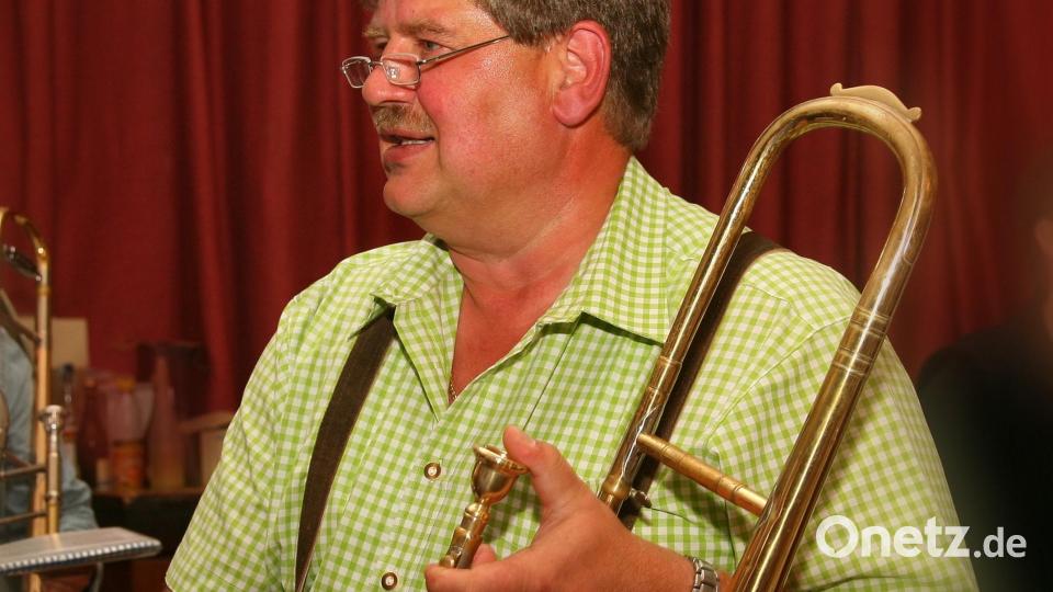 Blasmusik von und mit der Etzenrichter Blaskapelle gibt es beim Dorffest in Etzenricht am Pfingstsonntag von 14 bis 20 Uhr. Ob Bürgermeister Martin Schregelmann zur Posaune greift ist noch unsicher. Sein Helferteam ist jedenfalls gut aufgestellt und umfasst jedenfalls 160 Personen. Bild: war