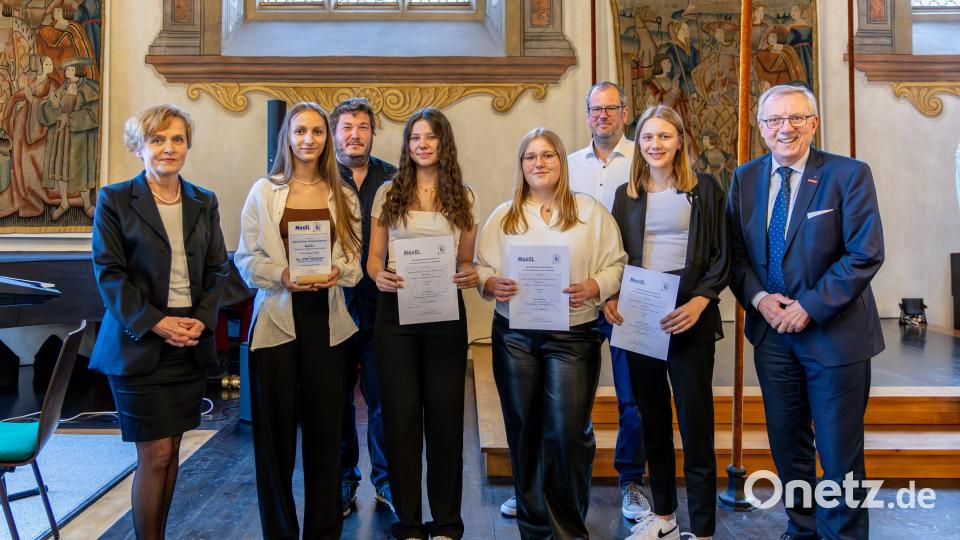 Die MINT-Mädchen der Realschule Vohenstrauß freuen sich über ihre Auszeichnung mit dem &quot;MaxEL&quot;. Bild: Tobias Neubert/exb