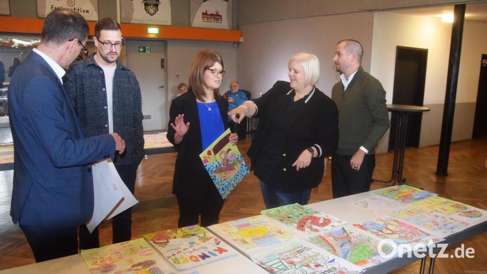 Die Auswahl ist groß: Welches Werk darf das Plakat zum Kinderbürgerfest zieren? Bild: fz