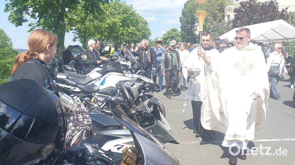 Mit Weihwasser segnete Guardian Pater Stanislaus die vielen Motorräder Bild: mas
