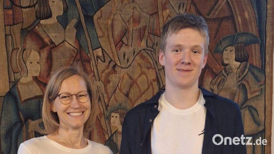 Paul Kreutzmeier von der Hans-Scholl-Realschule erhält den &quot;MaxEL&quot; in der Kategorie Sport für seine Leistungen als Basketballer. Bild: Stefanie Müller/exb