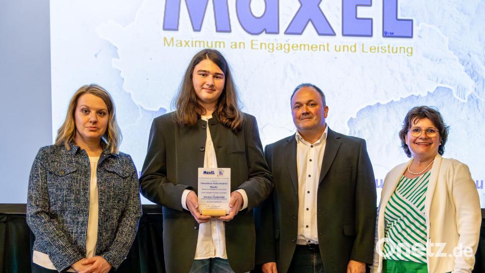 Nicolas Gradewald (Zweiter von links) bekommt den &quot;MaxEL&quot; als Redakteur der Schülerzeitung an der Neustädter Lobkowitz-Realschule. Bild: Tobias Neubert/exb