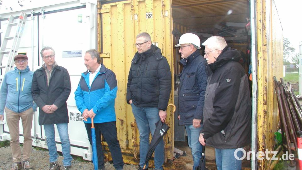 Erfreut über die gute Zusammenarbeit zeigte sich Christian Wandzel, Geschäftsführer der Gamma Grund GmbH (Zweiter von links). Bürgermeister Bernhard (Dritter von links) äußerte sich sich dankbar dafür, dass es in Brand nun bald wieder eine Einkaufsmöglichkeit gibt. Anwesend waren auch Zweiter Bürgermeister Christian Drehobel (links), Dritter Bürgermeister Georg Zaus, Helmut Köstler und Bauamtsleiter Achim Scher. Bild: ld