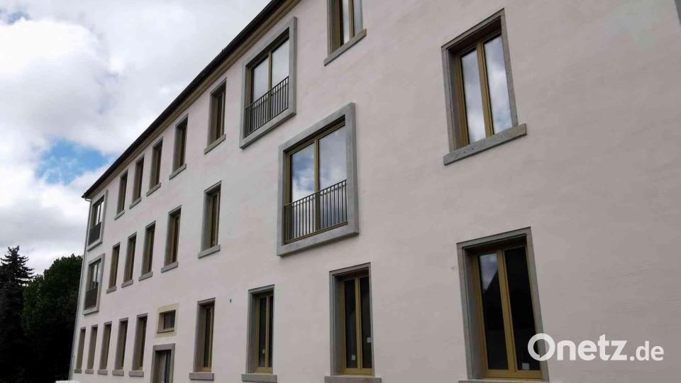 Im Erdgeschoss befinden sich Gemeinschaftsräume mit Büro und in den zwei Obergeschossen entstehen jeweils drei Wohnungen. Bild: gz