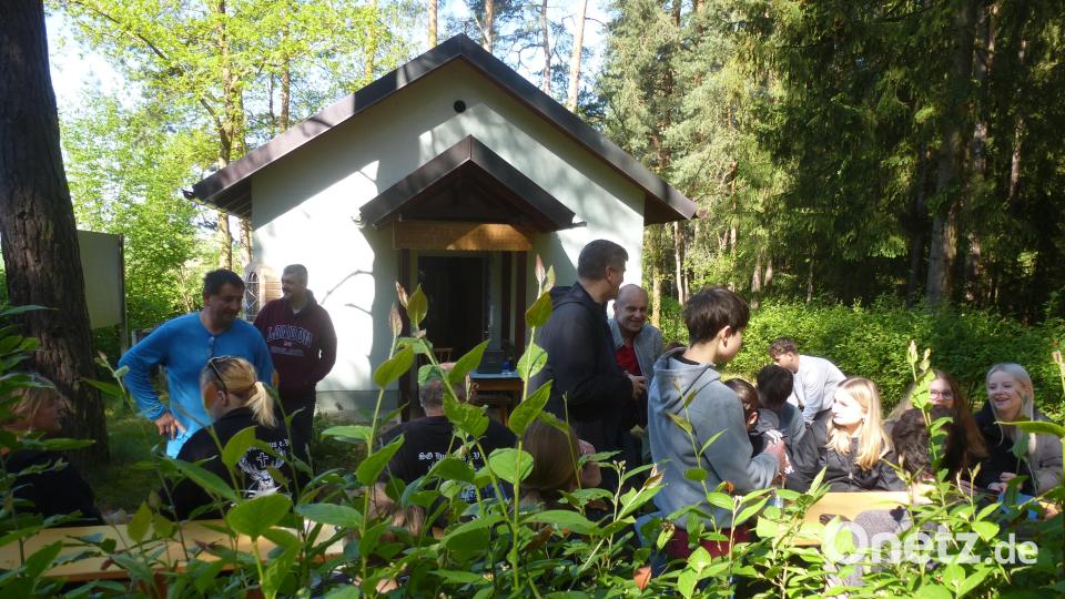 Die fleißigen Wanderer legen eine Brotzeitpause am Lehrbienenhaus ein. Bild: bk