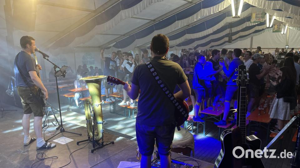 Die Band &quot;Narrisch&quot; heizt den Besuchern ganz schön ein. Bild: sns