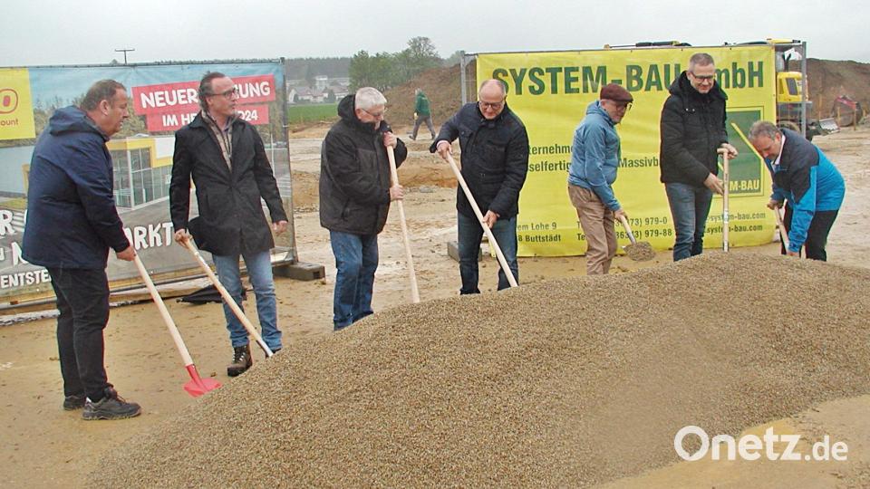 Bauleiter Dirk Keil von der System-Bau GmbH Buttstätt, Christian Wandzel, Geschäftsführer der Gamma Grund, Dritter Bürgermeister Georg Zaus, Projekt-Manager Helmut Köstler, Zweiter Bürgermeister Christian Drehobel, Bauamtsleiter Achim Scherm und Bürgermeister Bernhard Schindler (von links) griffen zum Spaten. Bild: ld