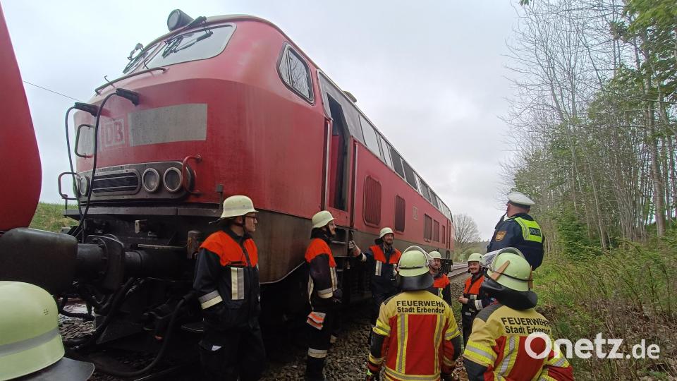 Am Freitagvormittag gab es einen Brand auf der Bahnstrecke zwischen Weiden und Marktredwitz. Der Zug, besetzt mit 50 bis 60 Personen, stoppte bei Reuth bei Erbendorf. Ein technischer Defekt löste einen Brand in der Lok des Zugs aus. Bild: nic