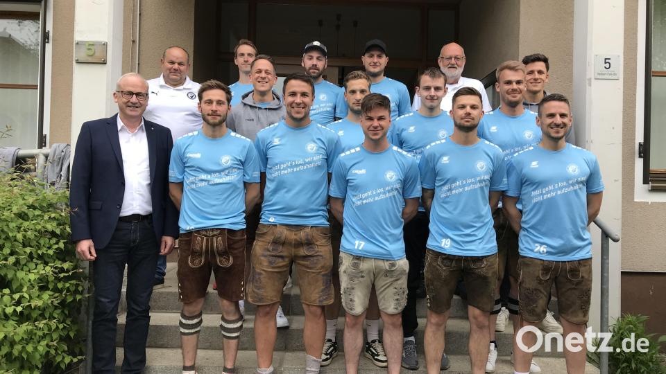 Zum Aufstieg gratulierten Bürgermeister Bernhard Lindner (links) , Vorsitzender Georg Erras (hinten rechts) und der technische Leiter Josef Nitzbon (Zweiter von links). Bild: mma