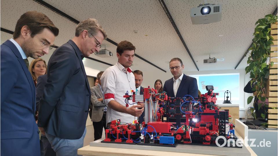 Im Labor des neu eröffneten &quot;Digital Buissness Campus&quot; der OTH bekommt der bayerische Staatsminister für Wissenschaft und Kunst, Markus Blume (Zweiter von links), eine Vorführung der Modellfirma. Bild: Schulz