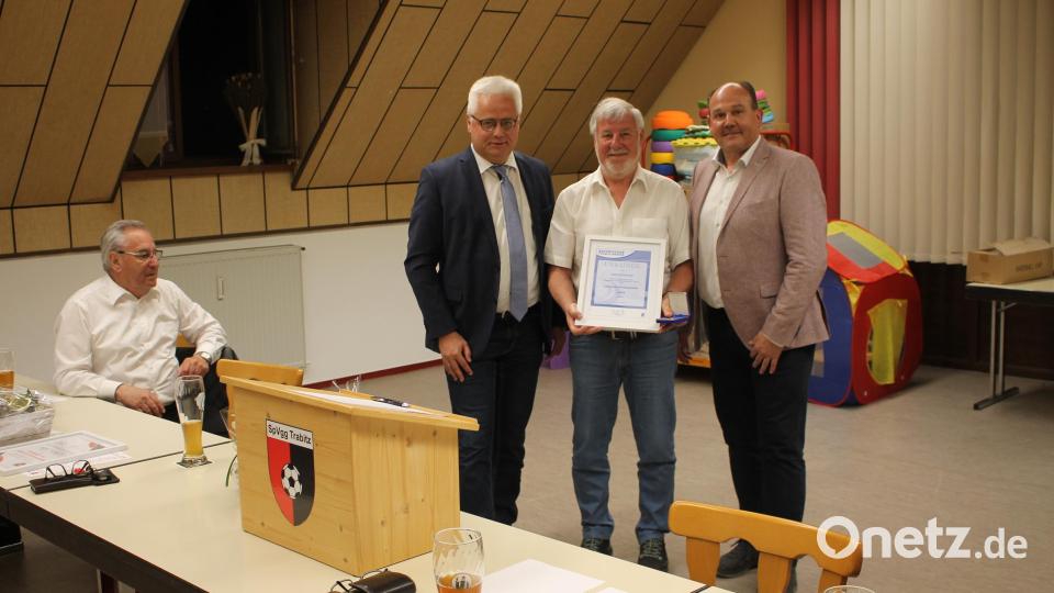 Seit 50 Jahren kümmert sich Josef Prunhuber (Zweiter von rechts mit BFV-Ehrenamtsbeauftragtem Roland Melzner und Vereinsvorsitzendem Martin Pepiuk) um das Kleingeld der Spielvereinigung. Hierfür empfing er eine Ehrenmedaille des Fußballverbands. Links Ehrenvorsitzender Dieter Klein. Bild: bjp
