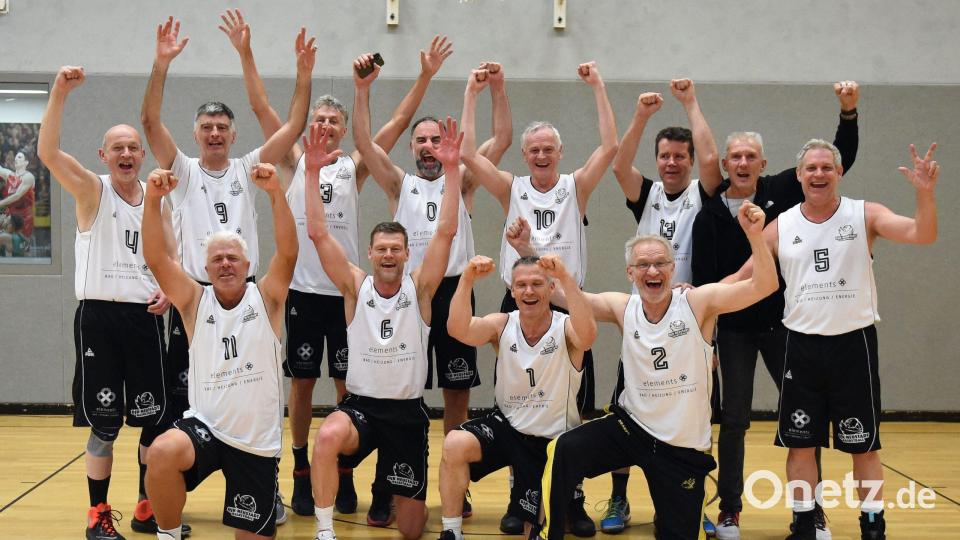 Die Ü55 bejubelt den dritten Platz bei der &quot;Deutschen&quot; Bild: Ulrich Petzold/Grün-Weiß Paderborn/exb