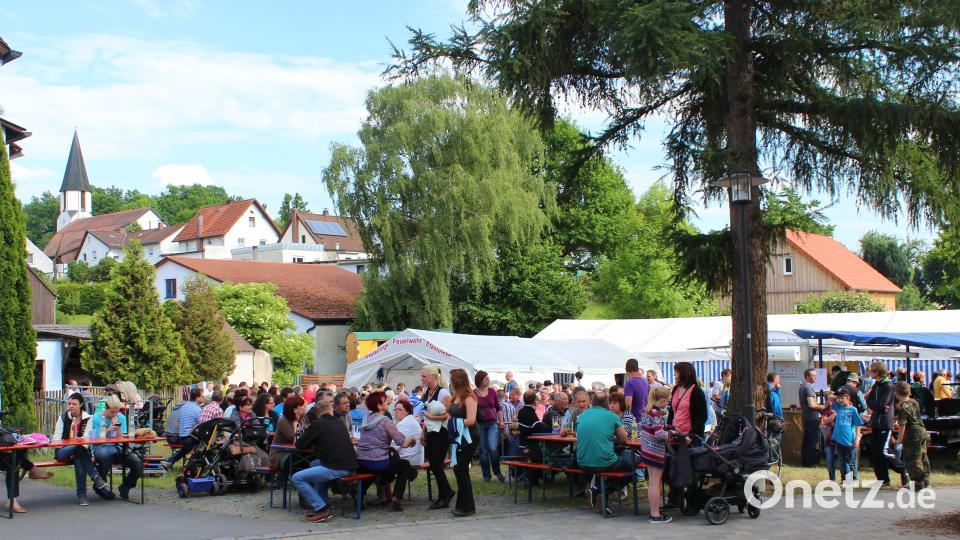 Der Dorfplatz gilt als der zentrale Anlaufpunkt bei der Neuauflage des Etzenrichter Dorffest. Wenn das Wetter am Pingstsamstag und -sonntag mitspielt, dann wird auf die Bedienungen jede Menge Laufarbeit zukommen. Mit 160 Helferinnen und Helfer ist die Vereinsgemeinschaft und die Gemeinde gut vorbereitet. Unser Bild zeigt den gut frequentierten Platz bei der Erstausgabe des Dorffests vor fast genau 10 Jahren. Bild: war