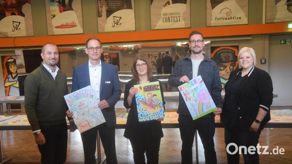 Unter 184 Werken haben (von rechts) Katharina Glaser, Bastian Gottswinter, Julia Zimmermann (mit dem Siegerbild), Robert Stahl und Florian Vogel die drei Siegerwerke gefunden. Bild: fz