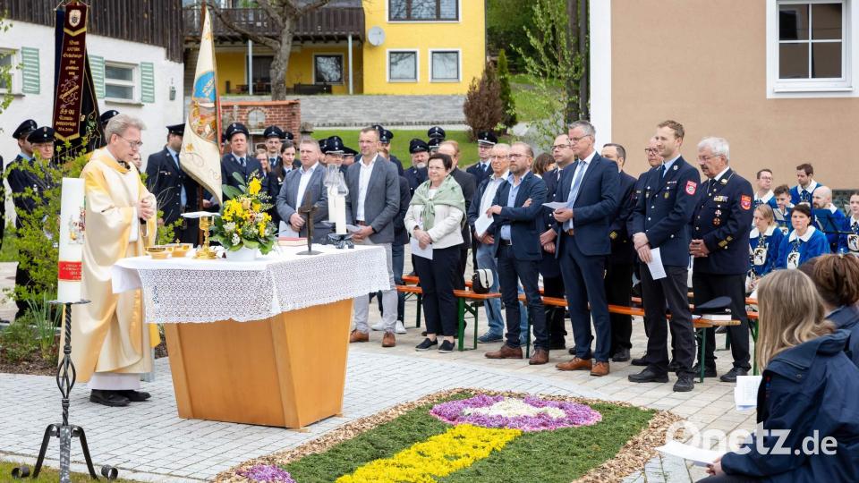 Den vom Hahnbacher Pfarrer Christian Schulz auf dem Freialtar vor der Dorfkapelle zelebrierten Festgottesdienst feierten zahlreiche Ehrengäste mit. Bild: u