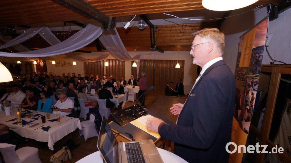 Bürgermeister Hans Prechtl freute sich über den sehr guten Besuch beim Festabend im Bodensteiner Saal zum Auftakt des Jubiläumsjahres. Bild: nib