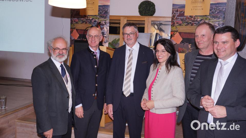 Pfarrer Heinrich Rosner, Regierungspräsident Walter Jonas, Bürgermeister Hans Prechtl, MdB Martina Englhart-Kopf und Landrat Thomas Ebeling sprachen die Grußworte. Dr. Wolfgang Janka (2. v.re) erläuterte wissenschaftlich fundiert aber verständlich die Bedeutung des Ortsnamens Stulln. Bild: nib