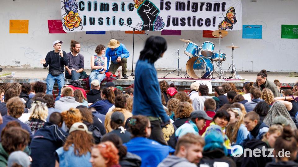 Aktivisten versammeln sich im Protestcamp in Grünheide. Bild: Carsten Koall/dpa