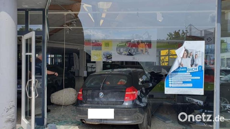 In Cham ist ein Auto in die Ausstellungshalle eines Autohauses gefahren. Bild: Freiwillige Feuerwehr Cham