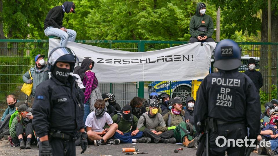 Auf einem Flugplatz in Neuhardenberg schafften es Demonstranten auf das Gelände. Bild: Patrick Pleul/dpa