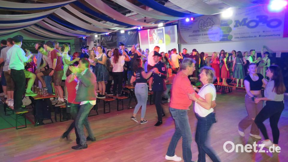 Tolle Stimmung beim Festauftakt mit der Partyband Freistaat Live. Bild: adj