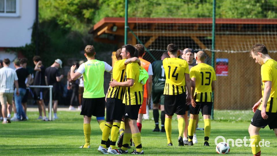 Durch zwei Tore in den letzten fünf Minuten hat die DJK Neustadt/WN mit einem 2:2 gegen die SG Störnstein/Wurz den Klassenerhalt in der Kreisklasse Ost geschafft. Bild: Dieter Jäschke