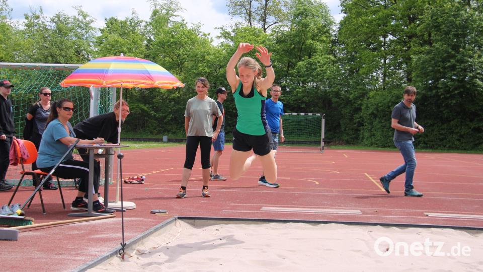 Gymnasiastin Laetitia Birner erfüllte im ersten Versuch gleich die Anforderungen für das Sportabzeichen in Gold. Bild: prh