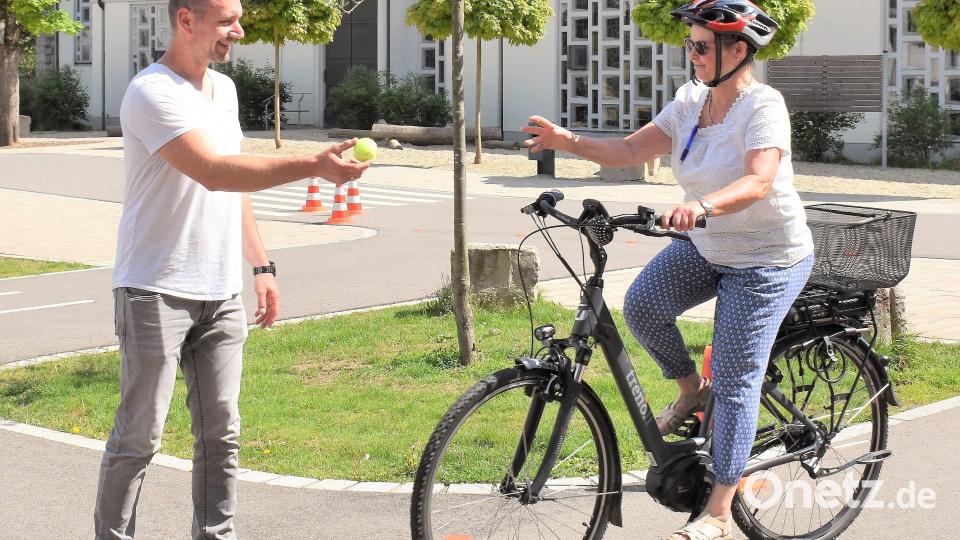Das Fahren mit nur einer Hand am Lenker war eine Übung beim Seniorentraining für das Fahren mit dem Pedelec. Bild: rgr