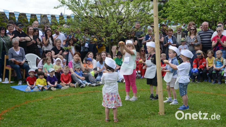 e&lt;

&#039;&#039;&#039;

Einen Gruß aus der Backstube brachten die Kinder bei ihrem Spiel mit. Bild: bey