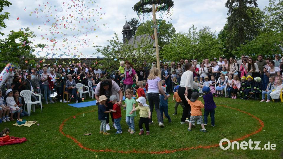 Beim Tanz um den Maibaum &quot;regnete&quot; es bunte Flocken. Bild: bey