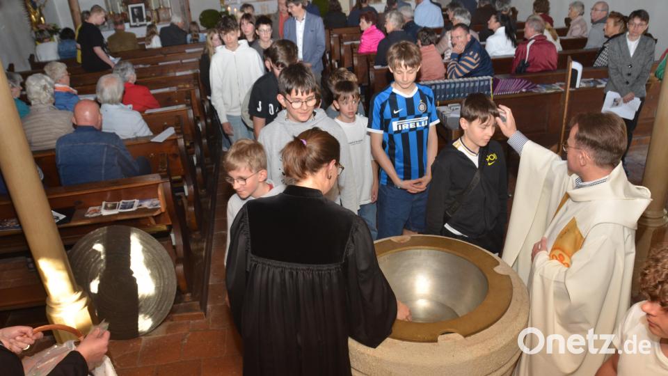 Am Taufbecken wurden die Gottesdienstteilnehmer von Stadtpfarrerin Carmen Riebl und Dekan Alexander Hösl gesegnet. Bild: dob