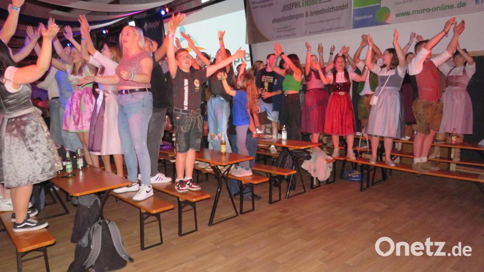 Tolle Stimmung beim Festauftakt der Feuerwehr Altenstadt/WN mit der Partyband Freistaat Live. Bild: adj