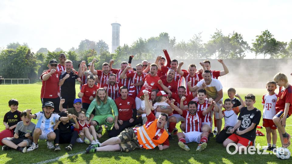 Freude bei den Spielern und Anhängern des SV Inter Bergsteig Amberg über die Meisterschaft in der Kreisliga Süd und den Aufstieg in die Bezirksliga. Bild: Hubert Ziegler