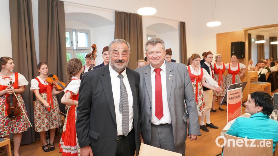 Bürgermeister Josef Beimler aus Waldthurn (links) und sein böhmischer Kollege Miroslav Rauch (rechts) aus Hostau beim Festakt "20 Jahre Partnerschaft Waldthurn - Hostau". Bild: fvo