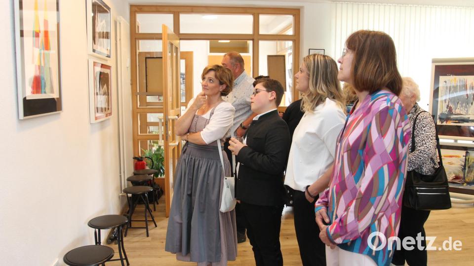 Die Besucher genießen die Bilder von Cosmas Herbert Maria Lang Bild: pi