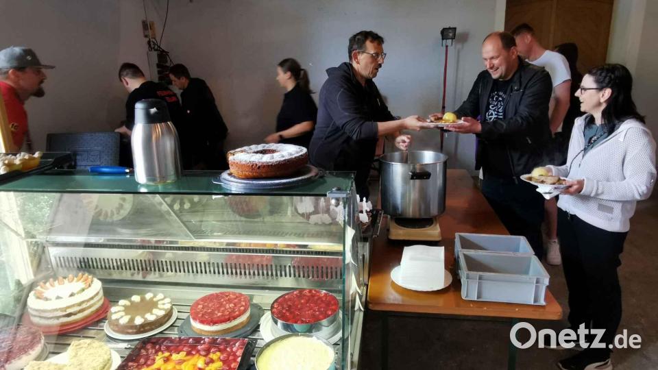 Die Organisationsleitung übernahm Vorsitzender Jürgen Bösl (links). Kommandant Georg Rauch servierte dem Zweiten Bürgermeister Thomas Kleber mit Gattin Nicole einen Schweinebraten. Bild: gz