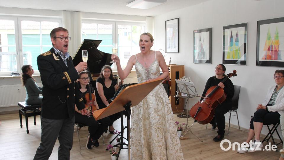 Manuela Falk und Joachim Scheibl glänzen im Duett mit dem Trinklied aus &quot;La traviata&quot;. Bild: pi