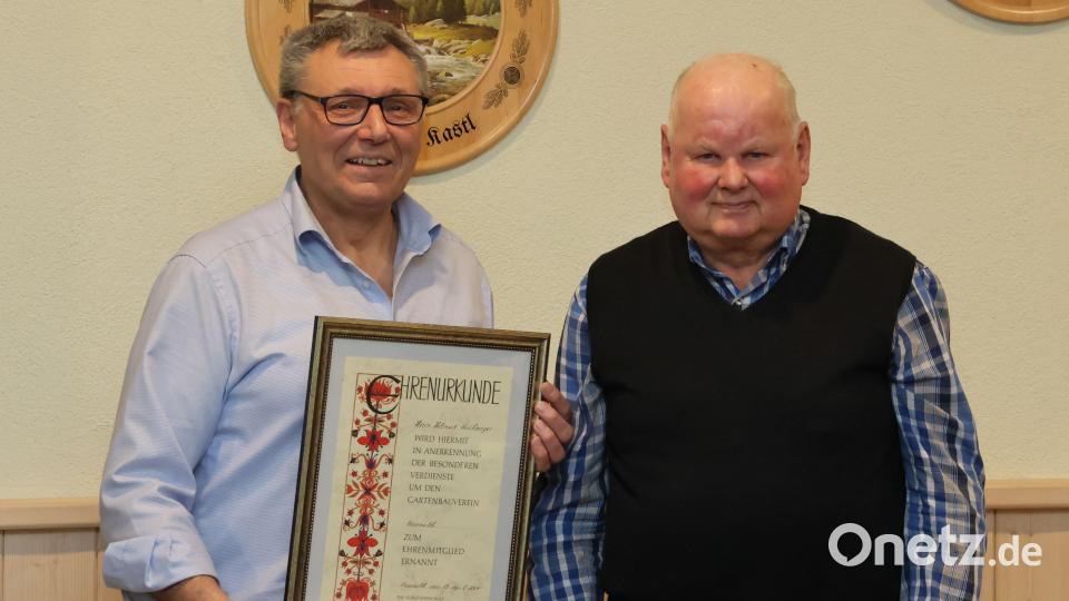 Vorsitzender Josef Häckl bedankte sich beim neuen Ehrenmitglied Helmut Kirchberger (rechts) für dessen langjährigen und tatkräftigen Einsatz. Bild: rpp/exb